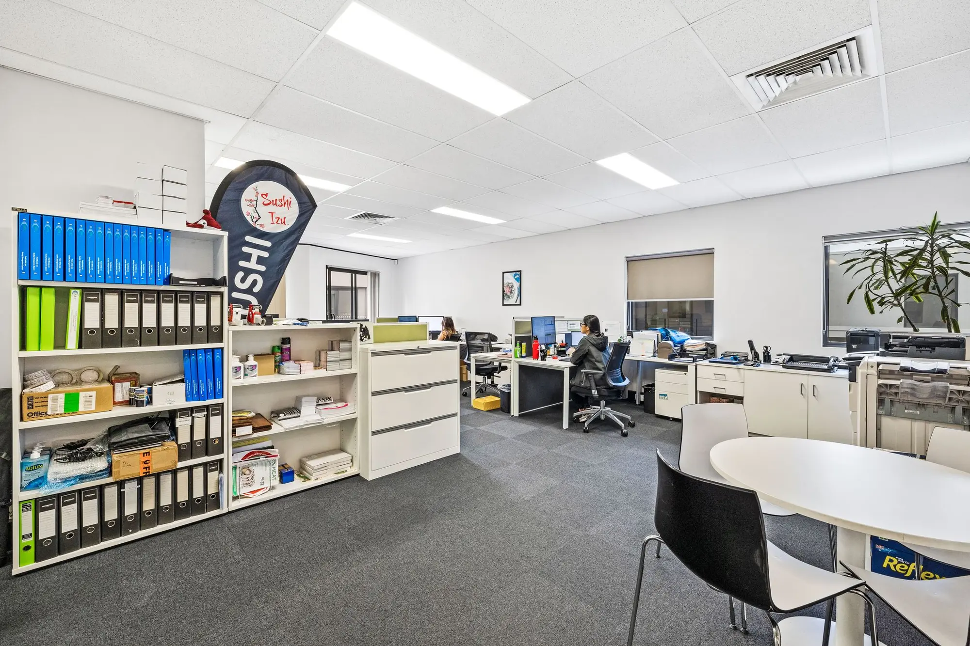 SHOWROOM WITH ASSOCIATED OFFICES