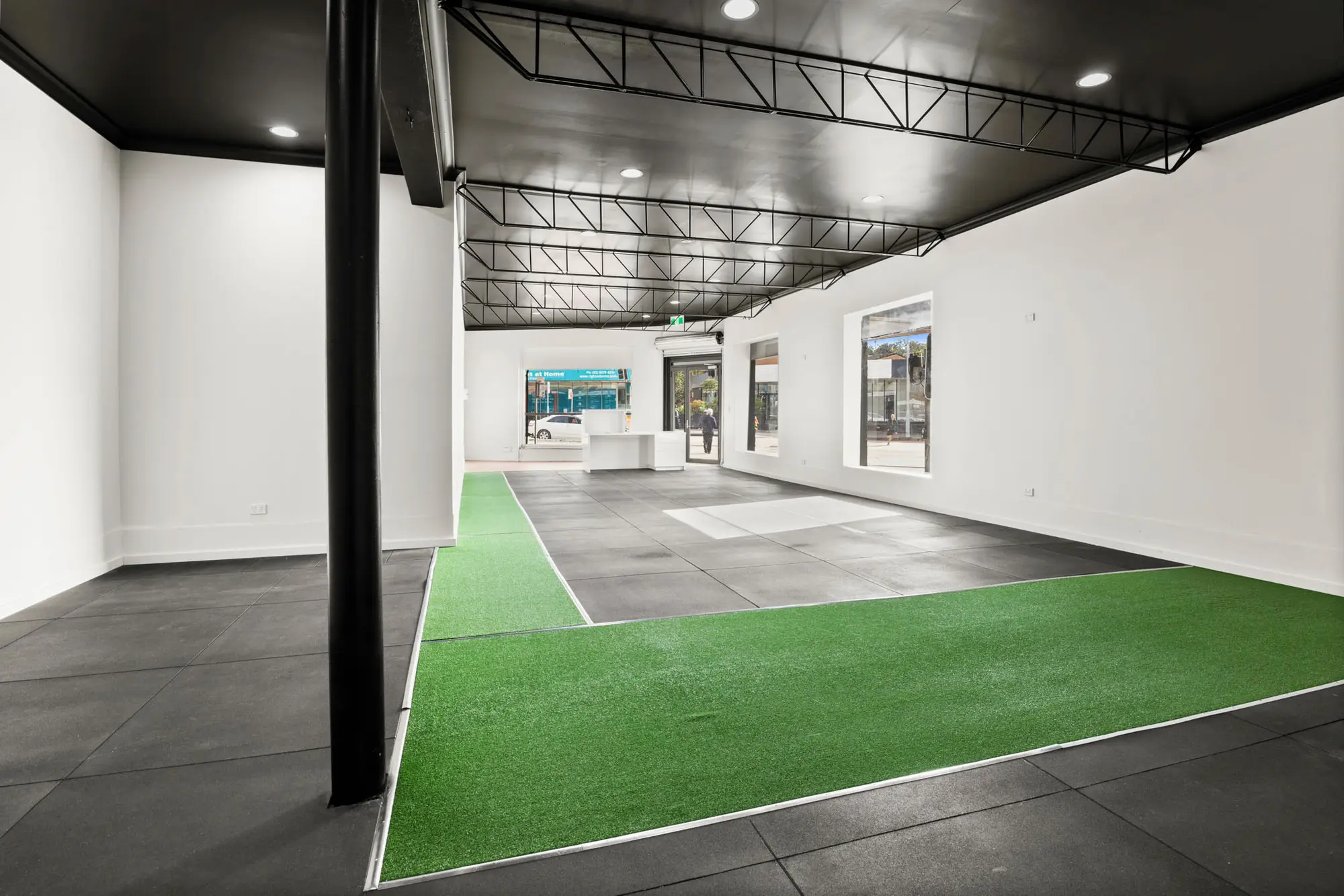 PRIME EXPOSURE ON SPLAYED CORNER PRIME EXPOSURE ON SPLAYED CORNER