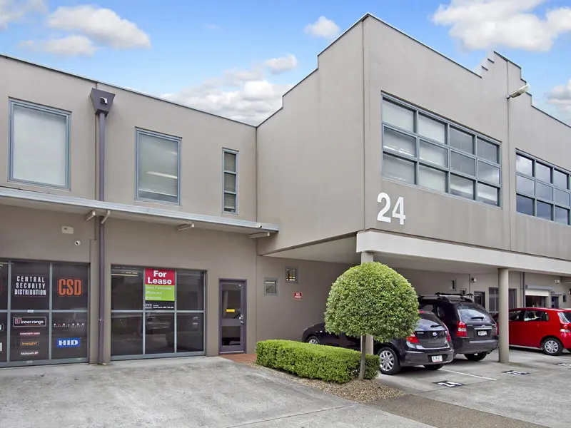 SHOWROOM & OFFICE WITH STORAGE