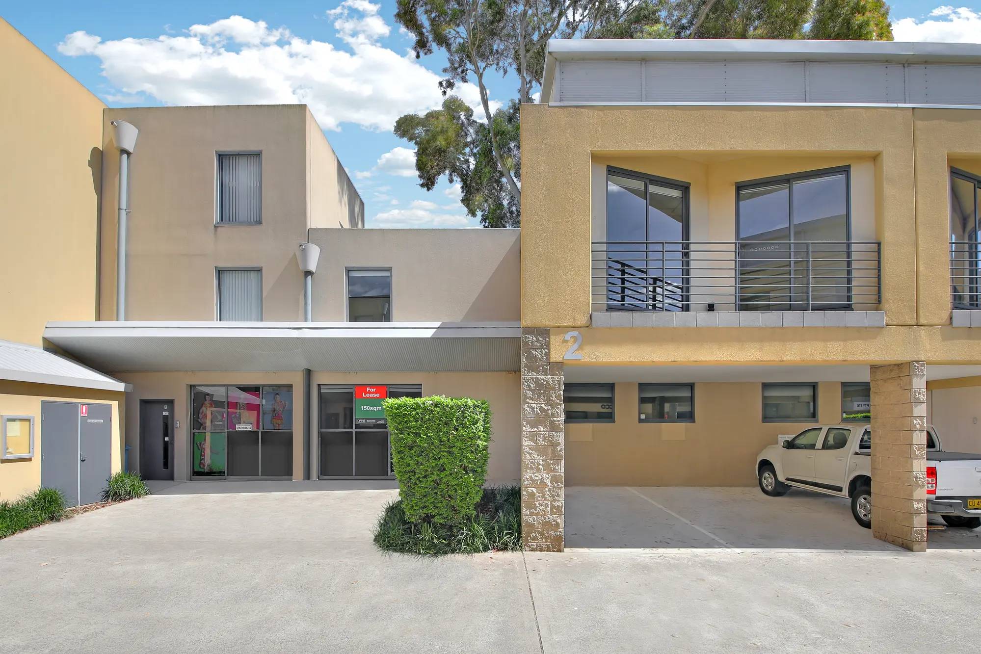 SHOWROOM & OFFICE SPACE SHOWROOM & OFFICE SPACE